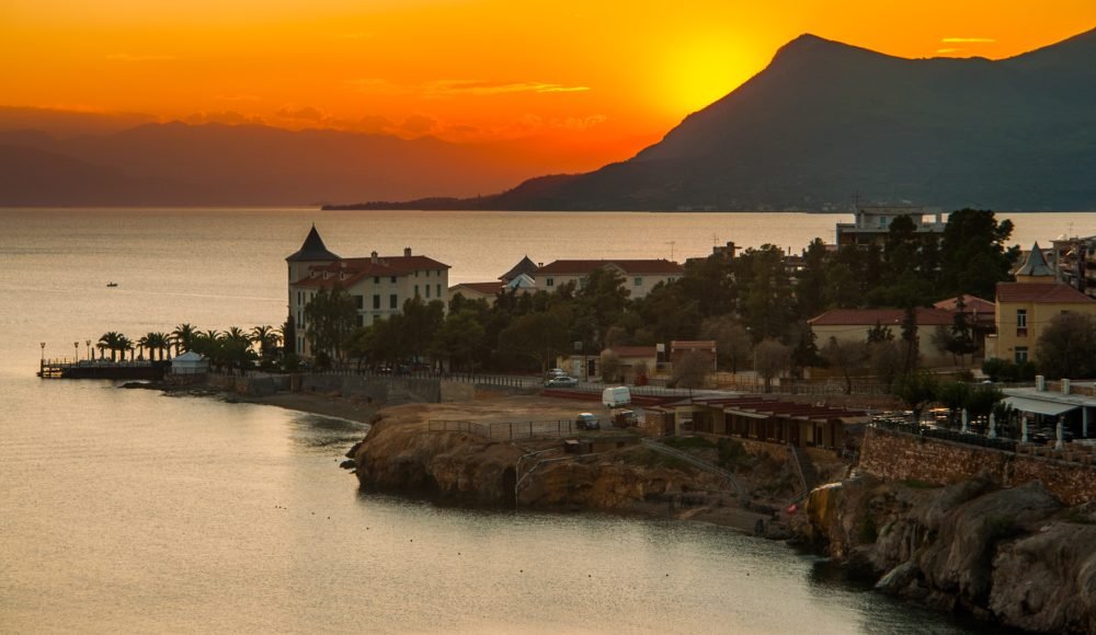 De warme bronnen van Loutra Aidipsou zijn bekend in Griekenland. Hier een mooi overzicht over Loutra Edipsou tijdens zonsondergang.