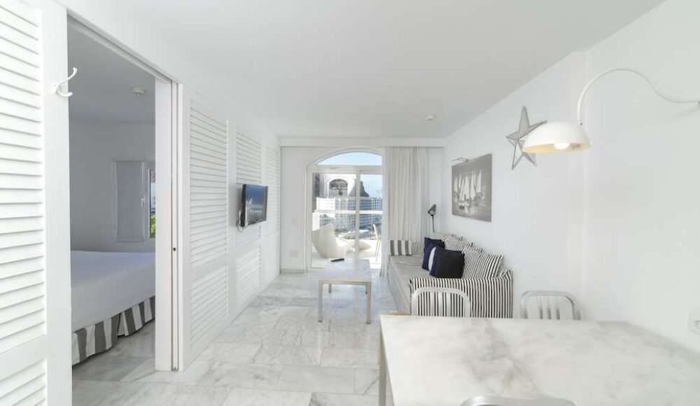 ad8f5ba4648d8445c2245ea1736a9a0a6f1988ebdd495bd040a94350326e3ad9